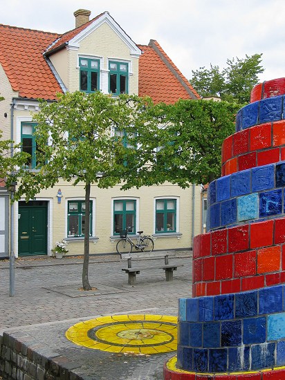 Fontaine coloree dans un coin d'Odense