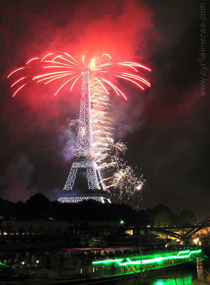 Flashes, tour Eiffel, peniche et feux d'artifices