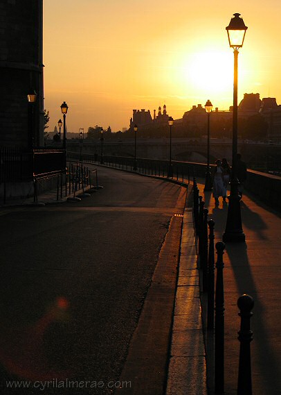 Une rue de Paris au coucher du Soleil