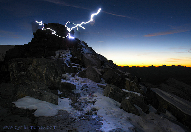 traces frontales roches neige