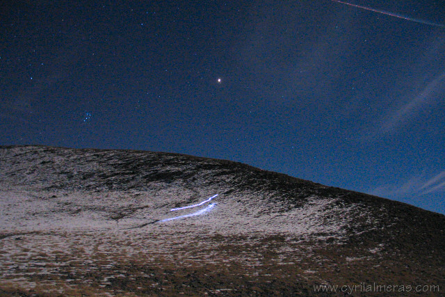 mars les pleiades et trajectoires lumineuses