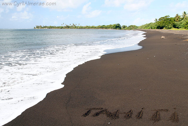 plage deserte sable noir tahiti