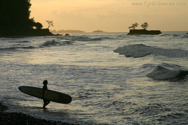 surfeuse tahiti soleil couchant