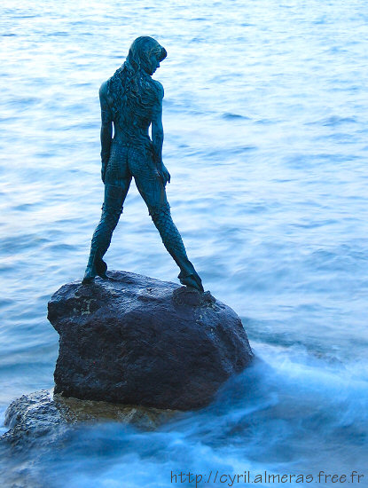 La femme sur un rocher, statue