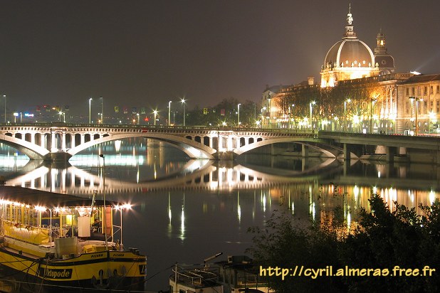 Le Rhône, ses péniches, le pont Wilson et l'Hôtel Dieu à Lyon