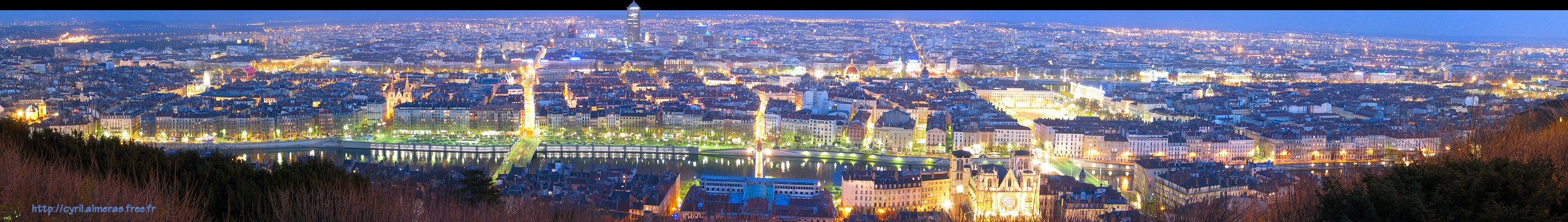 Panoramique sur Lyon de nuit