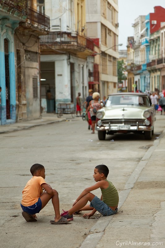 enfants jouant dans rue havane