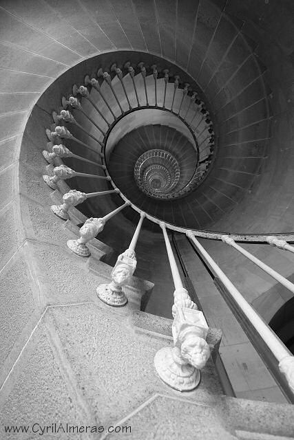 escalier spirale noir et blanc