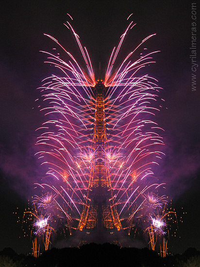 Spectacle pyrotechnique sur la tour Eiffel