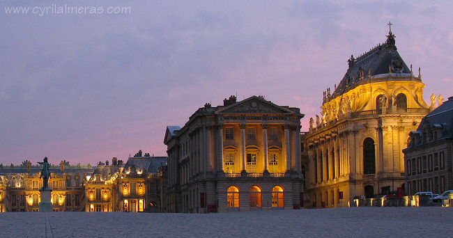 Eclairage du chateau de Versailles a la tombee de la nuit