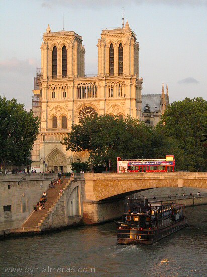 Cathedrale Notre Dame et peniche