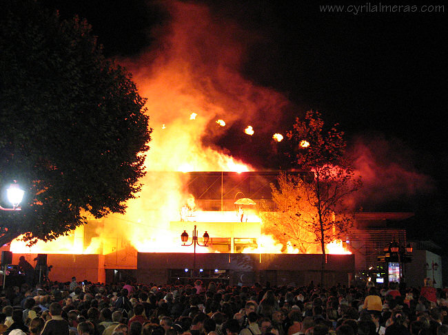 theatre chapiteau flammes