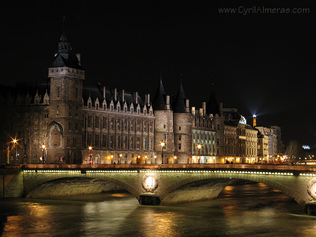 Paris by night Conciergerie Pont au change